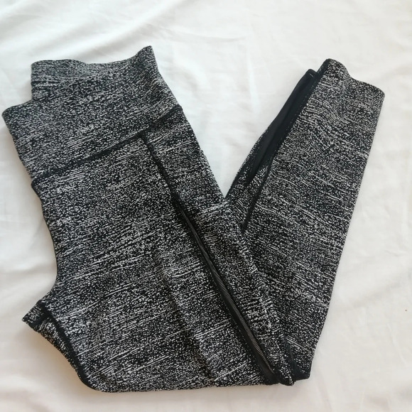 Lululemon Pace Perfect 25" Leggings with Mesh Cutouts in Air Time White Black 10 - Picture 5 of 16